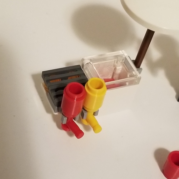 LEGO City #8398 BBQ Stand - Picture 5 of 8